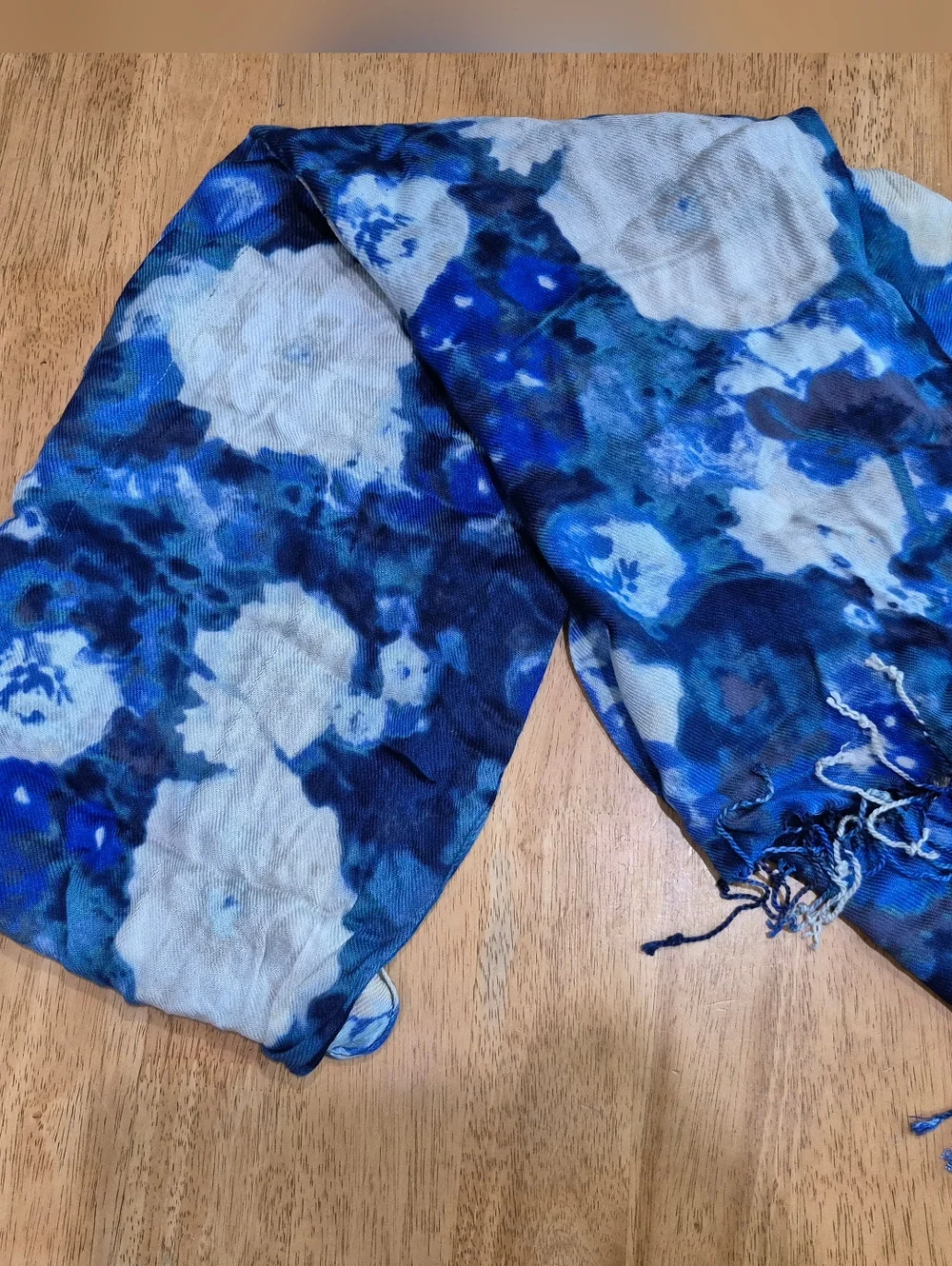 EUC VINTAGE blue And White Tassled Floral Scarf